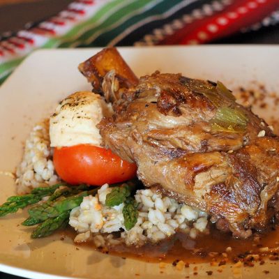 Codillo de cerdo al vino tinto y cebada perlada