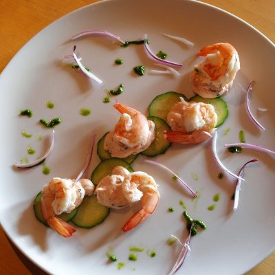 Gambas con mayonesa de salmón y pepino encurtido